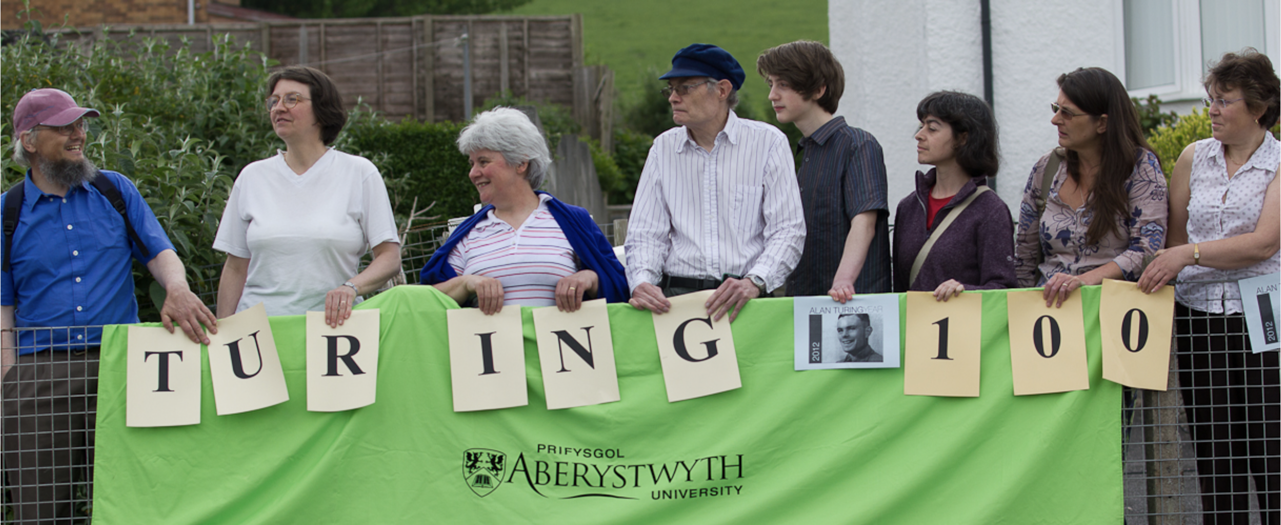 Colleagues from the department cheering on Qiang